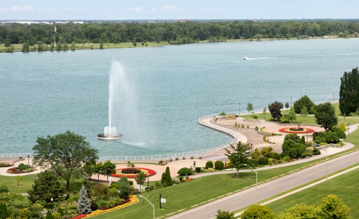 Riverside-home-outdoor_area_near_residence_with_a_view_of_the_lake_and_greenery Surrounding area around Amica Riverside, showing the lake view and surrounding park.